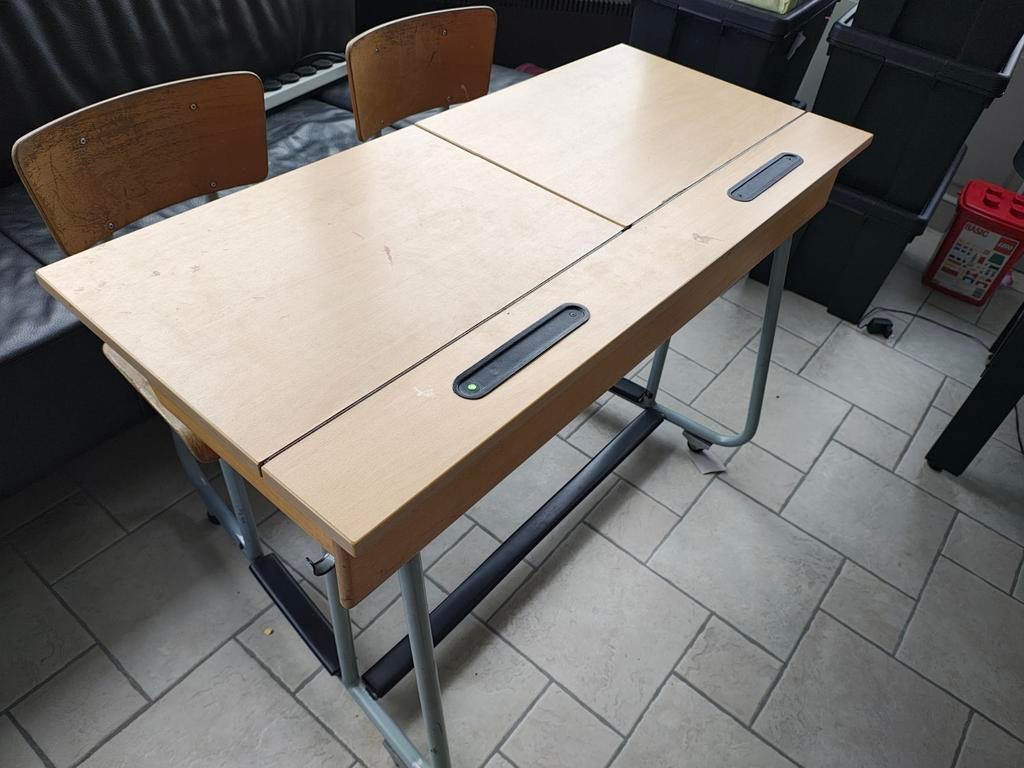 Oude dubbele lessenaar schoolbank., Ophalen