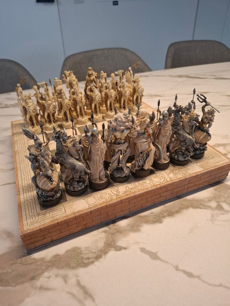 Schaakbord van Griekse Mythologie, Hobby en Vrije tijd, Gezelschapsspellen | Bordspellen, Zo goed als nieuw, Een of twee spelers