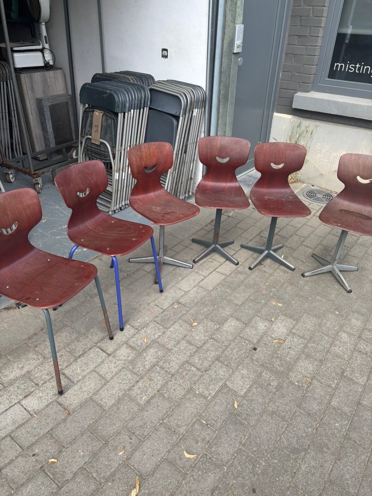 Chaises d'école, Enlèvement