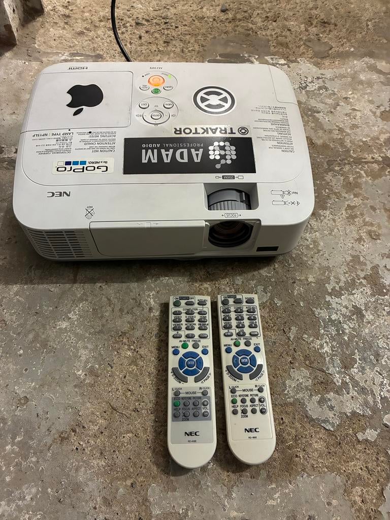 NEC M230x amper gebruikt, Audio, Tv en Foto, Beamers, Zo goed als nieuw, Verzenden