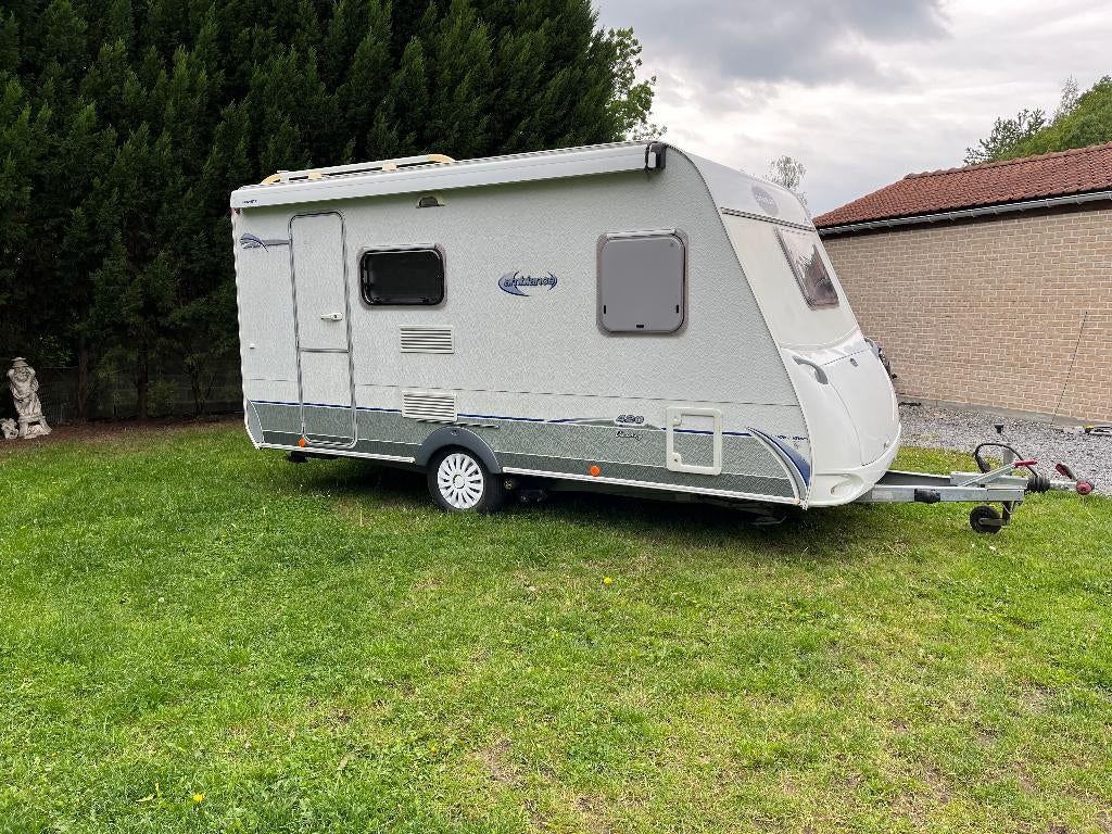 Caravelair Discovery 420 avec chambre fixe MOVER, Caravanes & Camping, Caravanes, Particulier, jusqu'à 4, 750 - 1000 kg, Siège standard