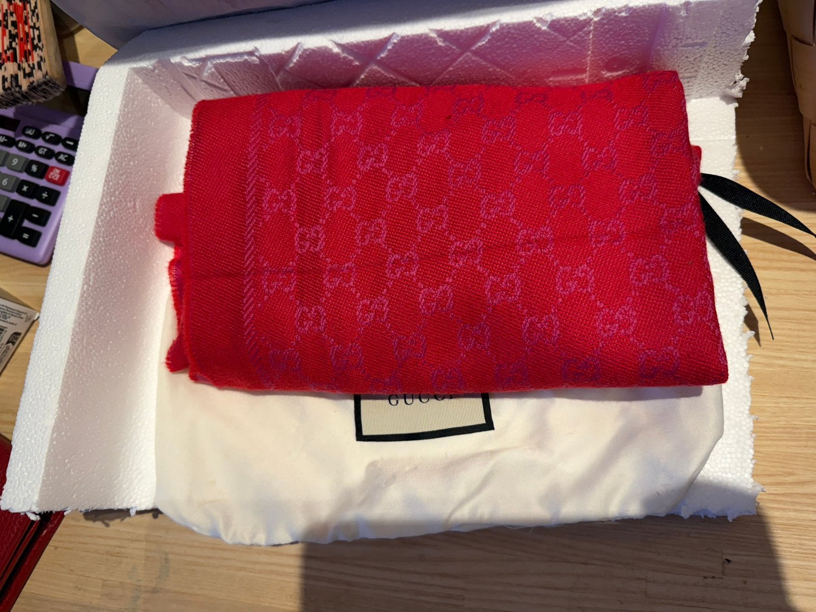 Originele Rode Gucci Sjaal Uitstekende Staat, Kleding | Dames, Mutsen, Sjaals en Handschoenen, Ophalen of Verzenden, Zo goed als nieuw