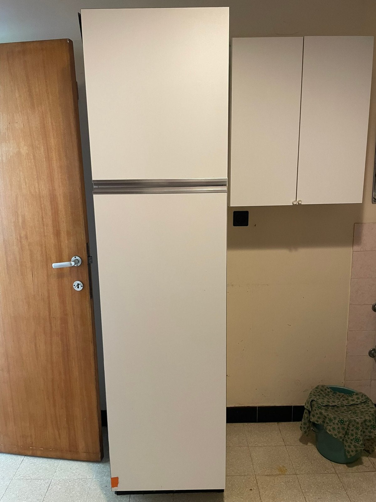Armoire multifonctionnelle haute avec 2 portes et étagères, Enlèvement, Utilisé