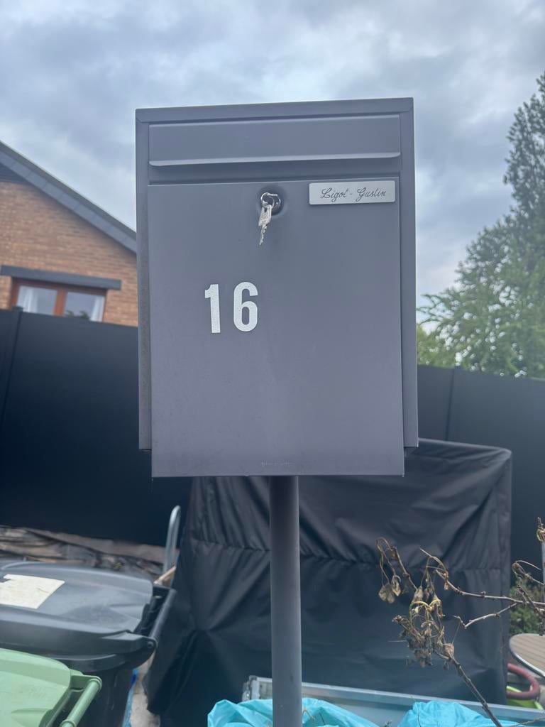 Boite à lettres Brabantia type B100 avec pied anthracite, Enlèvement, Utilisé, Aluminium, Sur pied