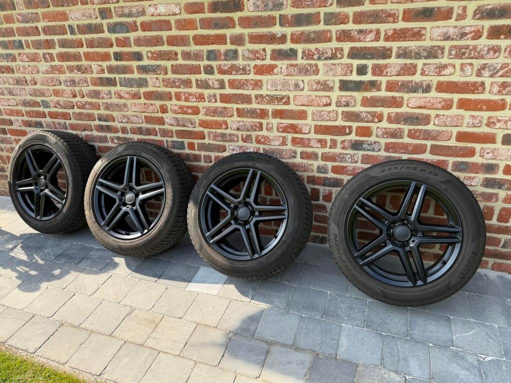 Winterbanden 235/55 R19 op zwarte alu velg, Auto-onderdelen, Banden en Velgen, Ophalen, Winterbanden, Velg(en)