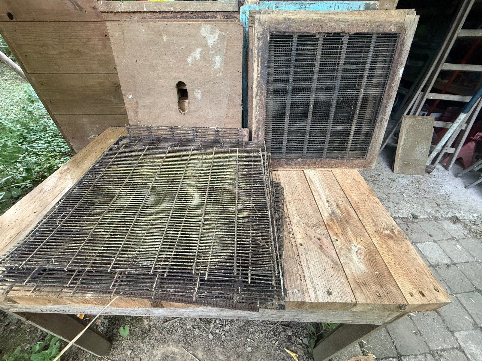 Grilles a reines et plateau chasse abeilles, Enlèvement, Utilisé