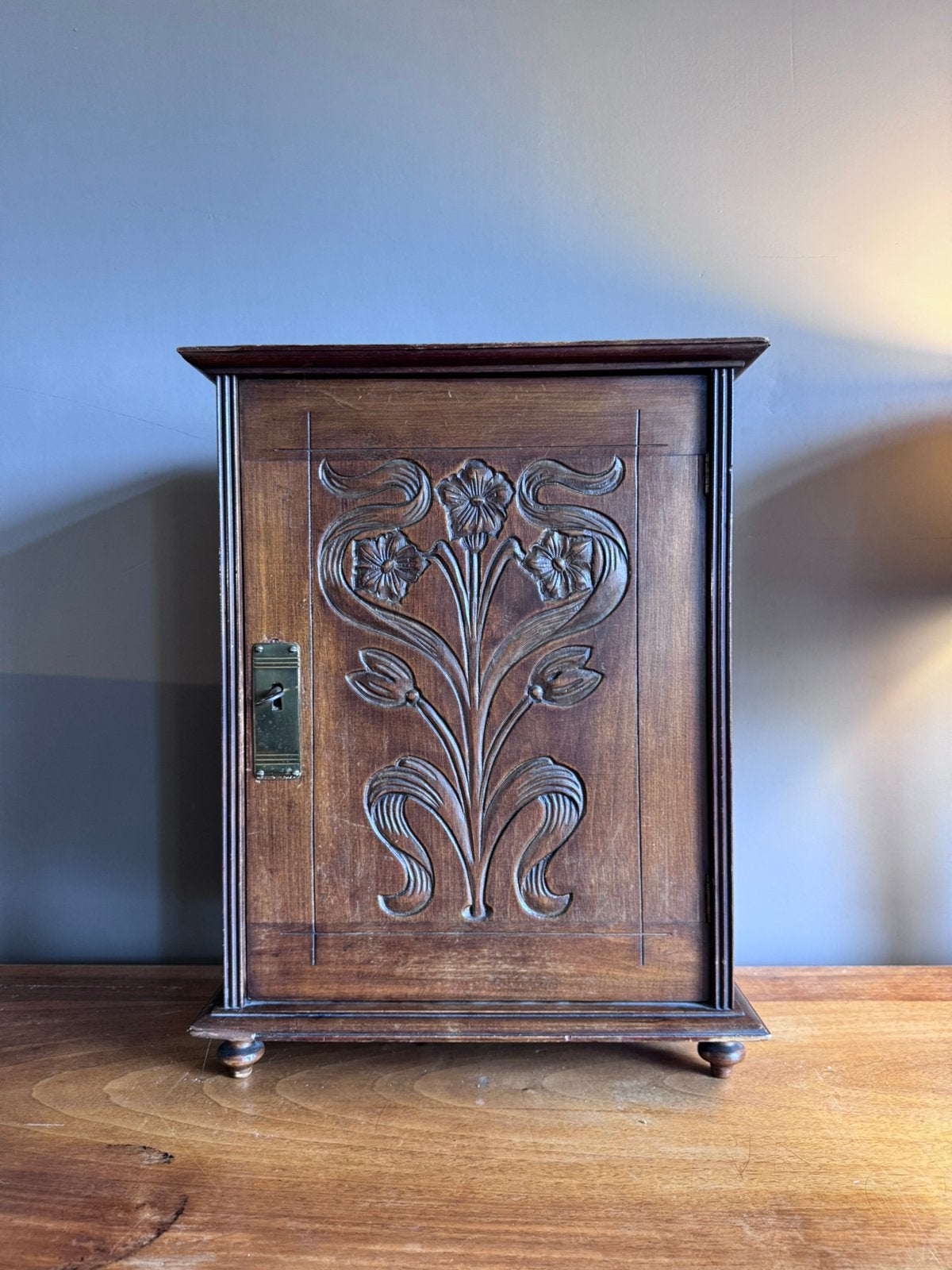 Armoire à pharmacie Art Nouveau avec sculptures florales, Enlèvement ou Envoi