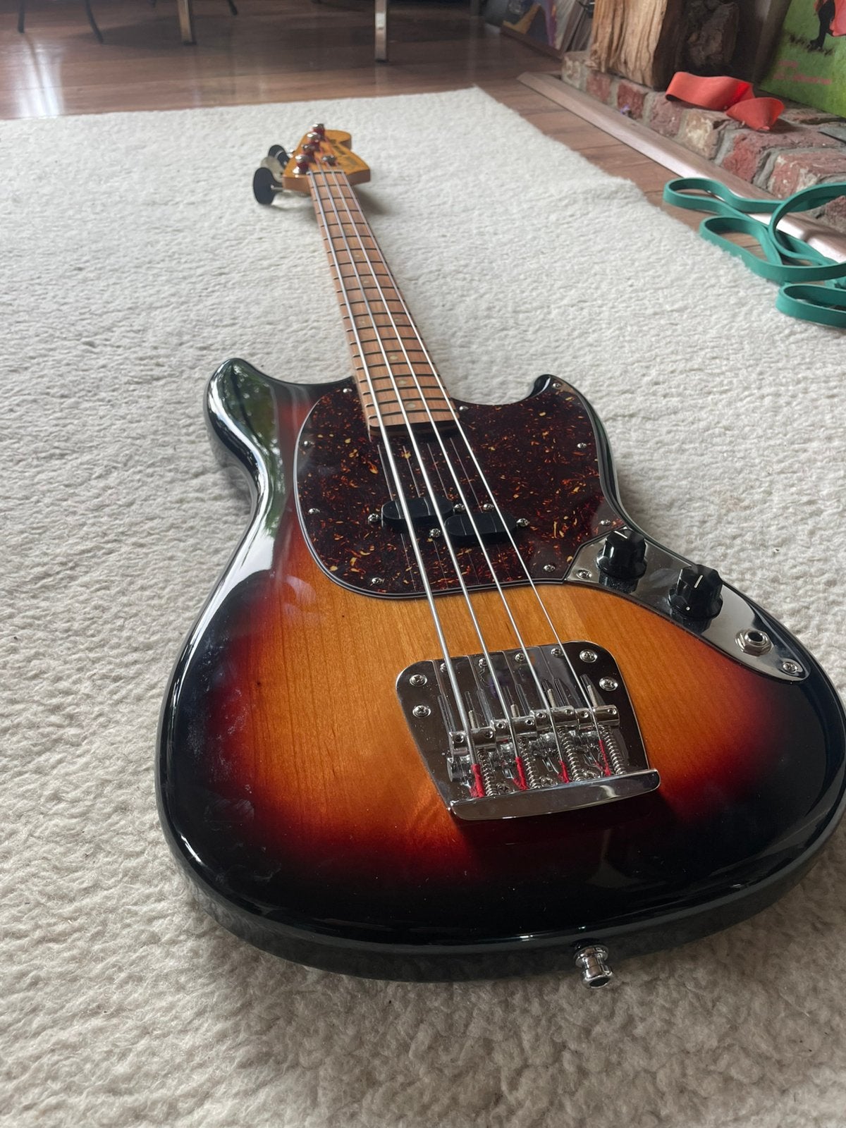 Fender Vintera Mustang GERESERVEERD, Muziek en Instrumenten, Snaarinstrumenten | Gitaren | Bas, Ophalen, Zo goed als nieuw