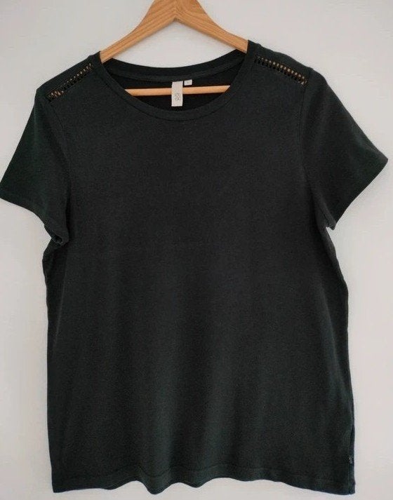 T-shirt met tof detail op de schouders s.Oliver. Medium, Vêtements | Femmes, T-shirts, Comme neuf, Taille 38/40 (M), Noir, Manches courtes