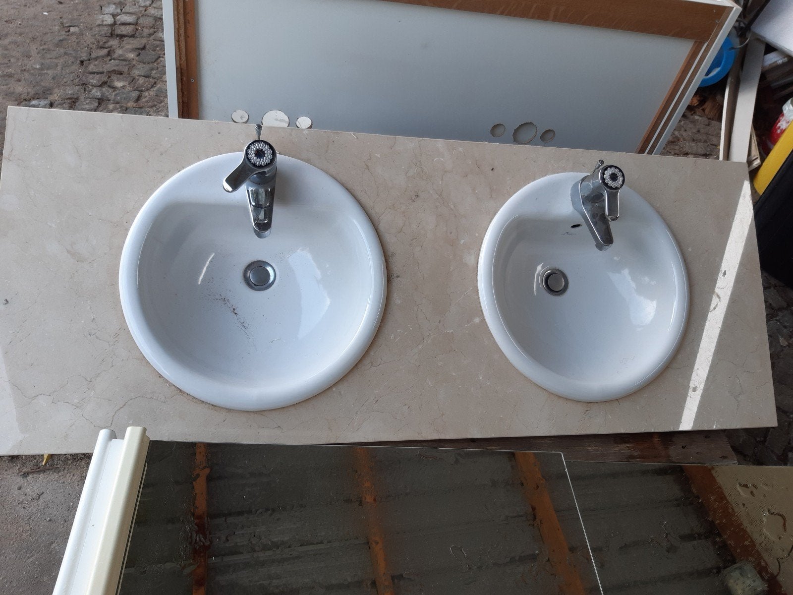 2 vasques et robinets en pastilles en pierre naturelle, Maison & Meubles, Enlèvement