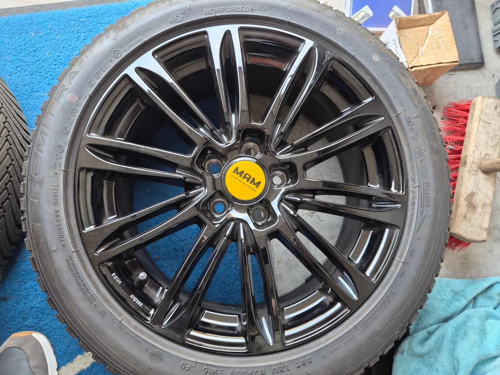 Nieuwe set zwarte MAM velgen met nieuwe banden 215/50 R17, Autos : Pièces & Accessoires, Pneus & Jantes, Enlèvement, Pneu(s)