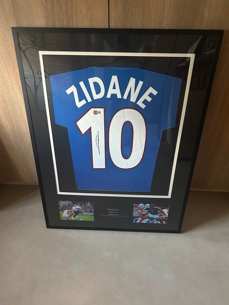 Zidane gesigneerd shirt met Beckett COA ingelijst, Enlèvement ou Envoi, Comme neuf, Maillot