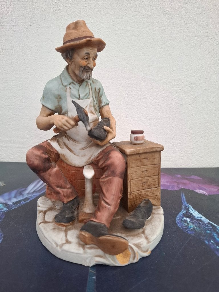 Vintage italiaanse porseleinen beeldje schoenmaker, Enlèvement ou Envoi
