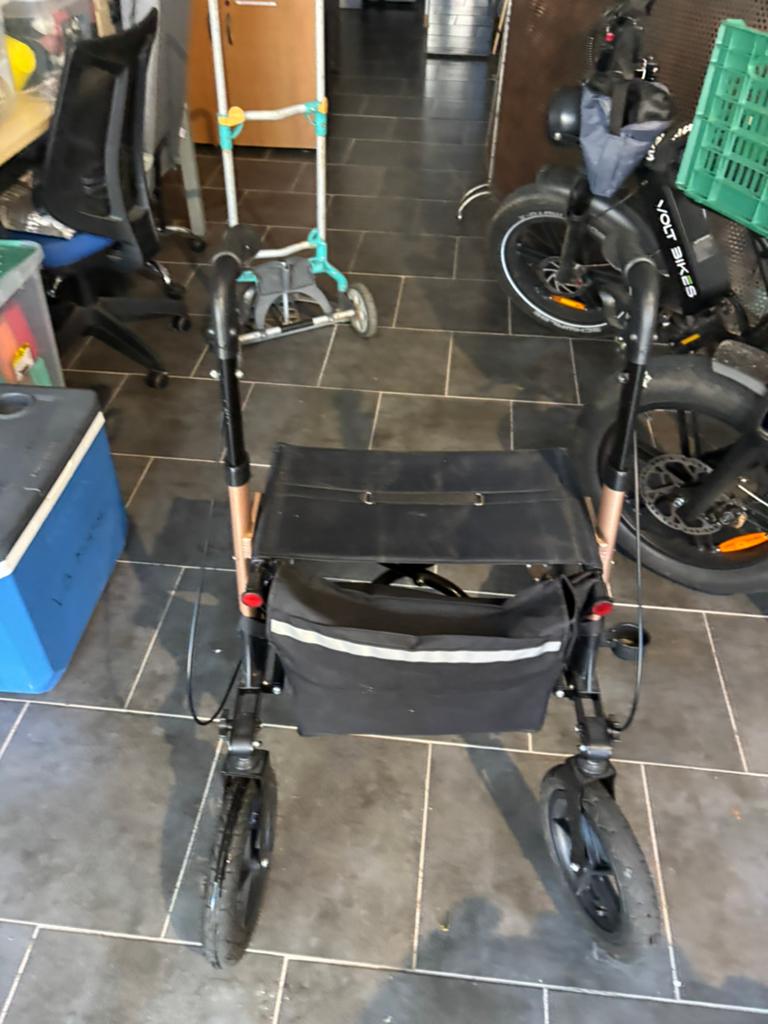 Rollator met luchtbanden en grote wielen, Diversen, Rollators, Ophalen, Zo goed als nieuw