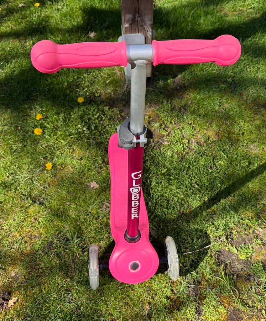 Roze step Globber, met lichtjes in wielen, perfecte staat!, Ophalen, Zo goed als nieuw, Loopvoertuig