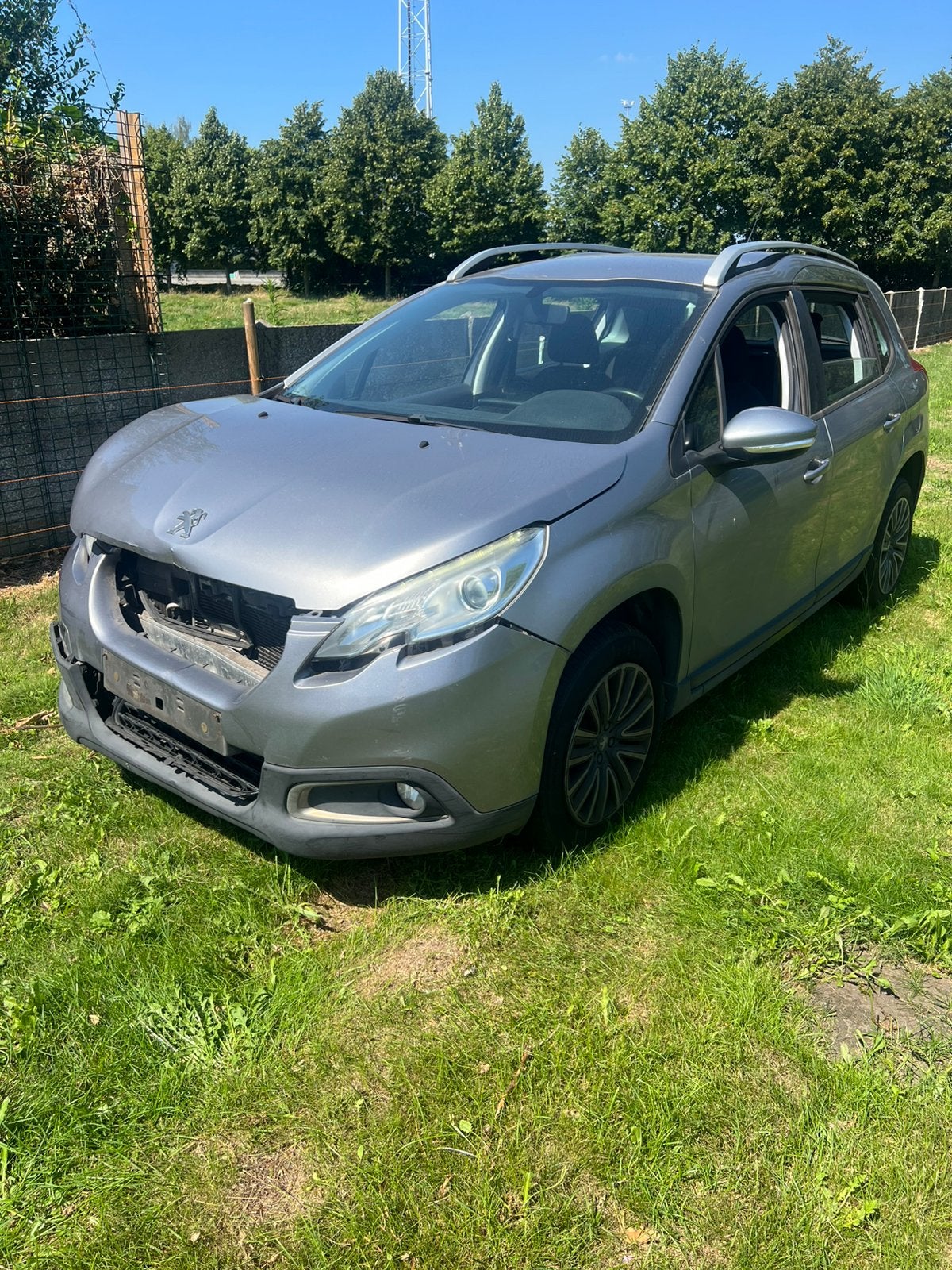Peugeot 2008 1.2i 81kw schade 2016 172000km, Autos, Peugeot, Argent ou Gris, Achat, Euro 6, Capteur de stationnement