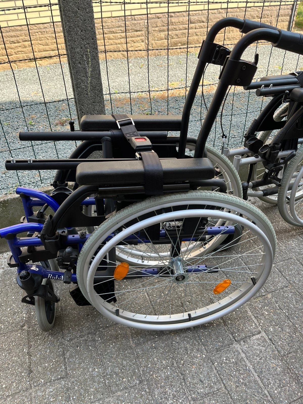 Chaise roulante Rubix 2 et  encore une marque, 6 pièces.., Divers, Chaises roulantes, Enlèvement, Comme neuf