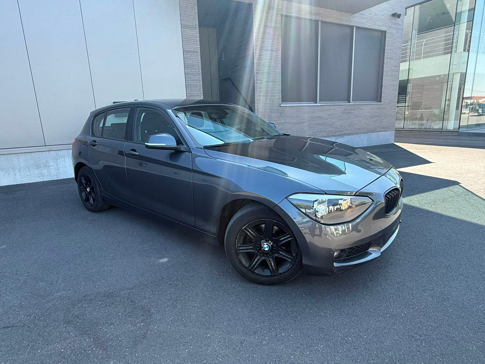 BMW 118d Automaat | 2.0 Diesel | 197.000 km, Auto's, Automaat, 1995 cc, Zwart, Zilver of Grijs