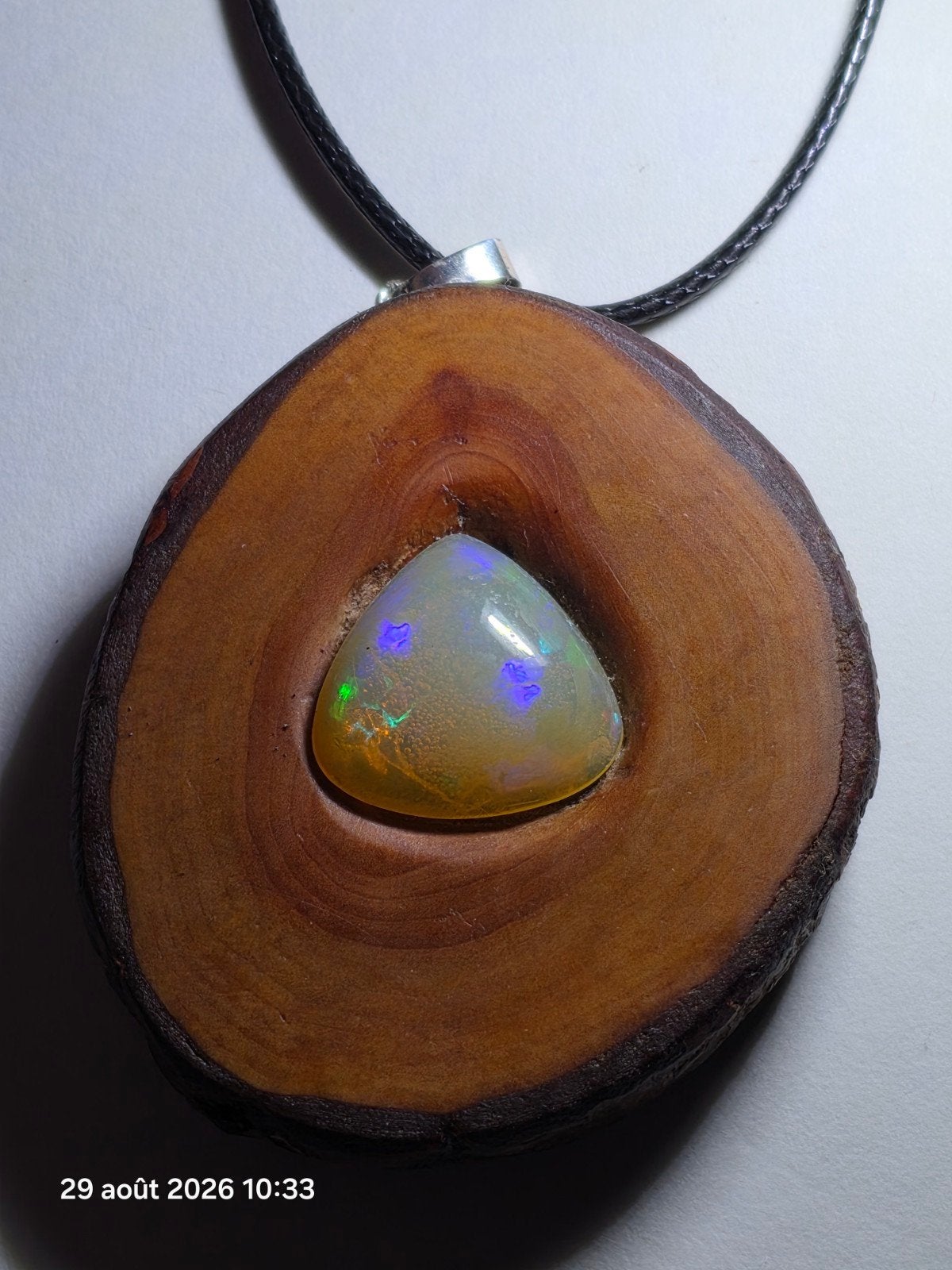 Pendentif original en bois avec grande opale Welo d'Éthiopie, Neuf, Autres couleurs, Autres représentations, Enlèvement