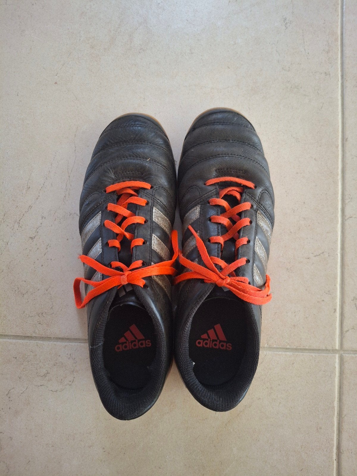 Adidas Gloro Indoor 42 2/3 - Zaalvoetbalschoen -oranje zwart, Ophalen, Adidas, Gedragen, Sportschoenen