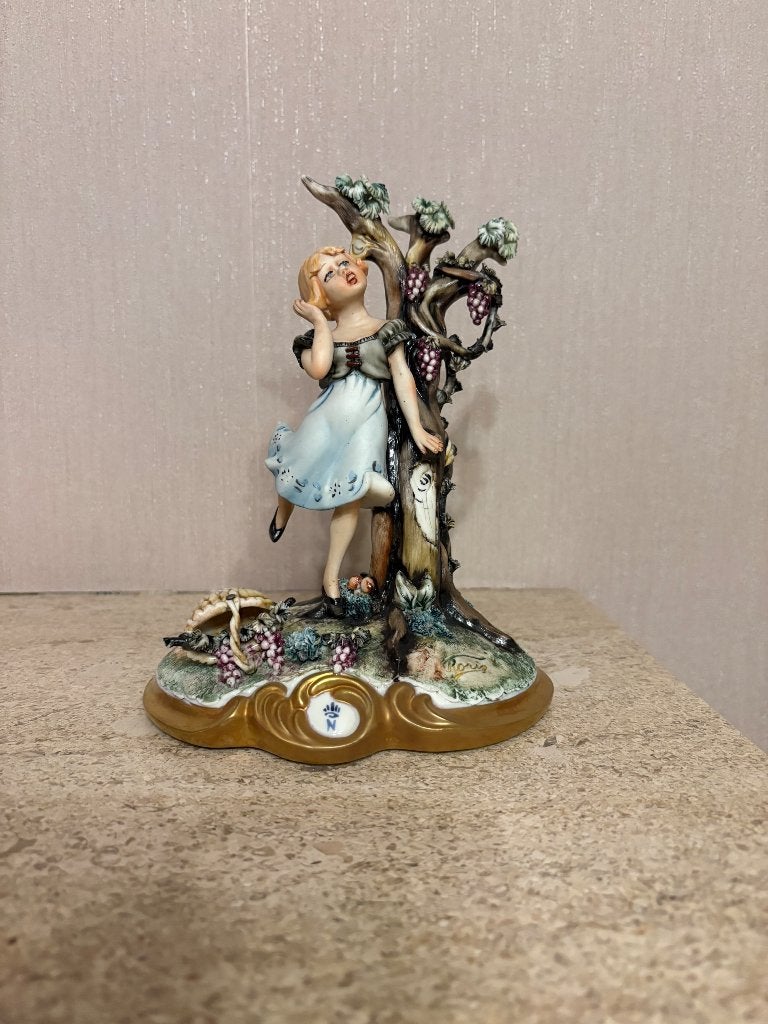 Porseleinen beeld Capodimonte Meisje aan druivelaar, Enlèvement, Comme neuf, Humain