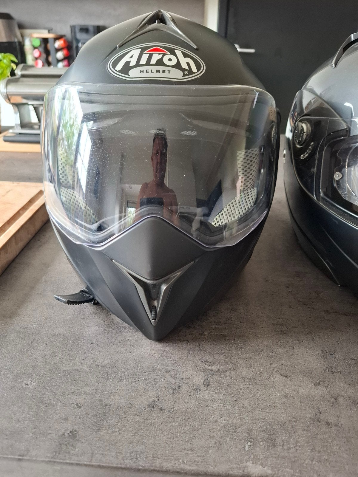 verschillende helms te koop van 20 tot 40 euro, Ophalen