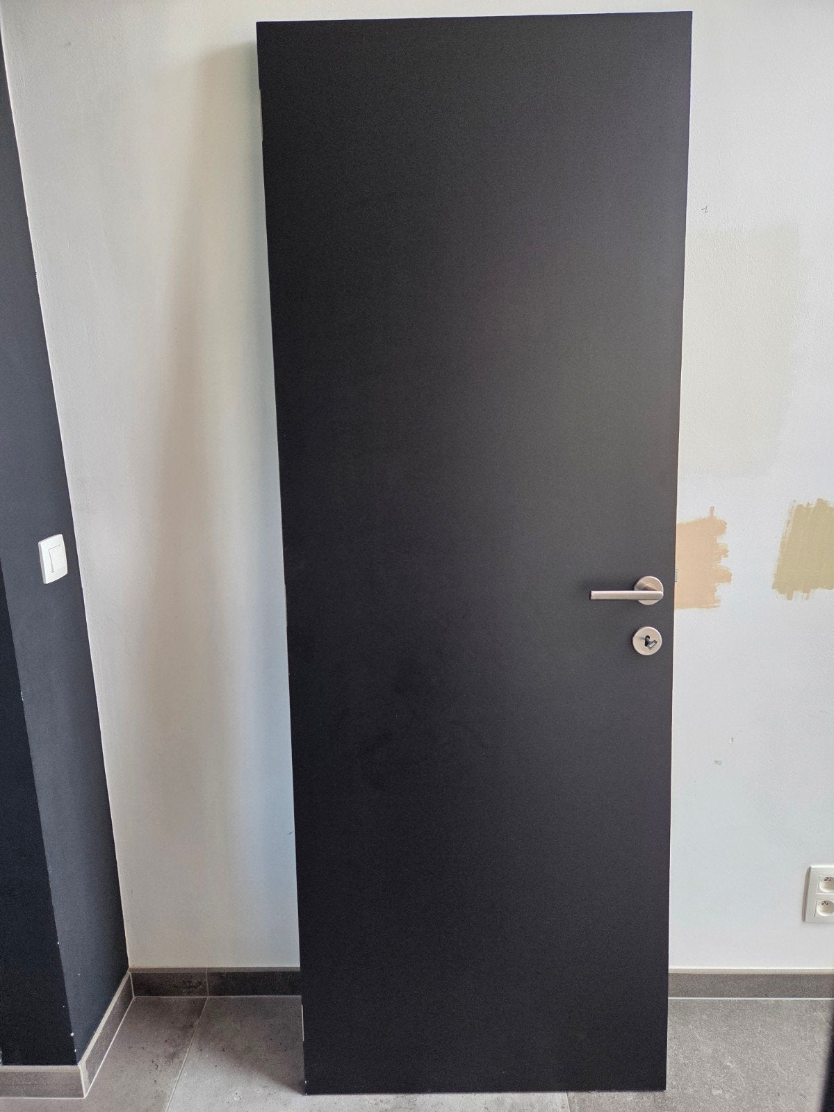 Porte peinte en noir, Enlèvement
