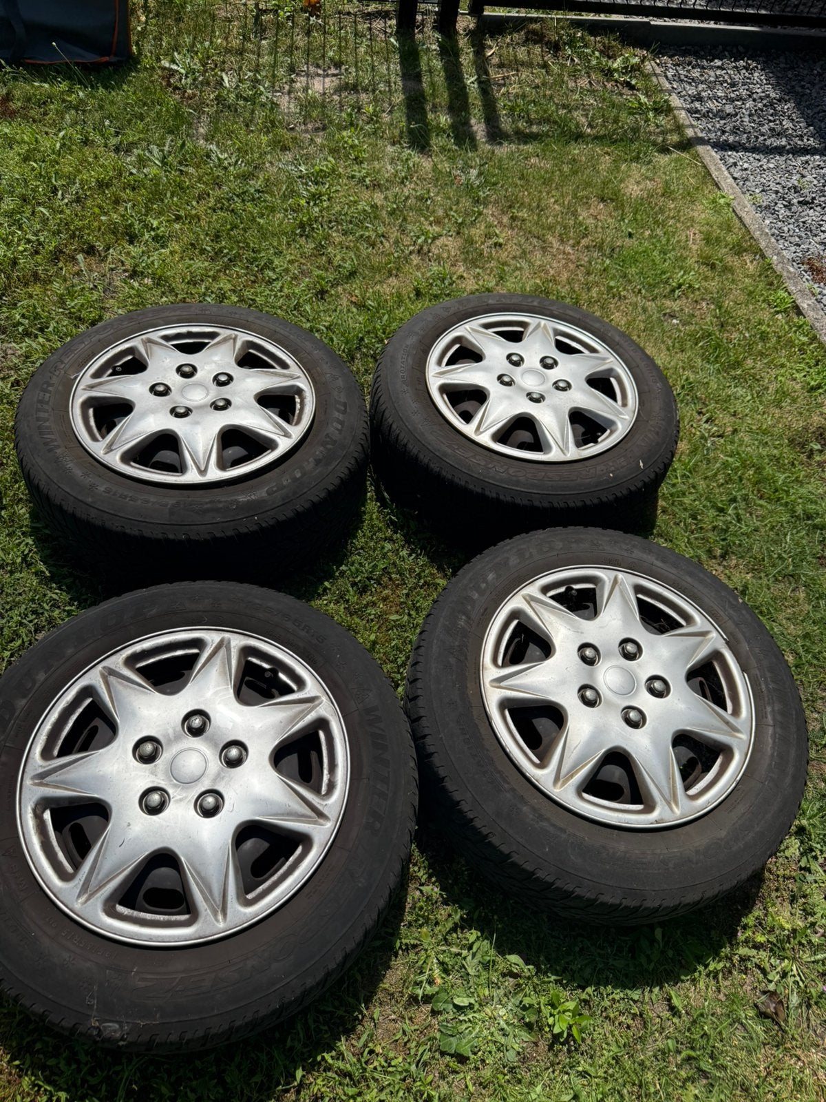 4 winterbanden Dunlop met wieldoppen, Ophalen, Gebruikt