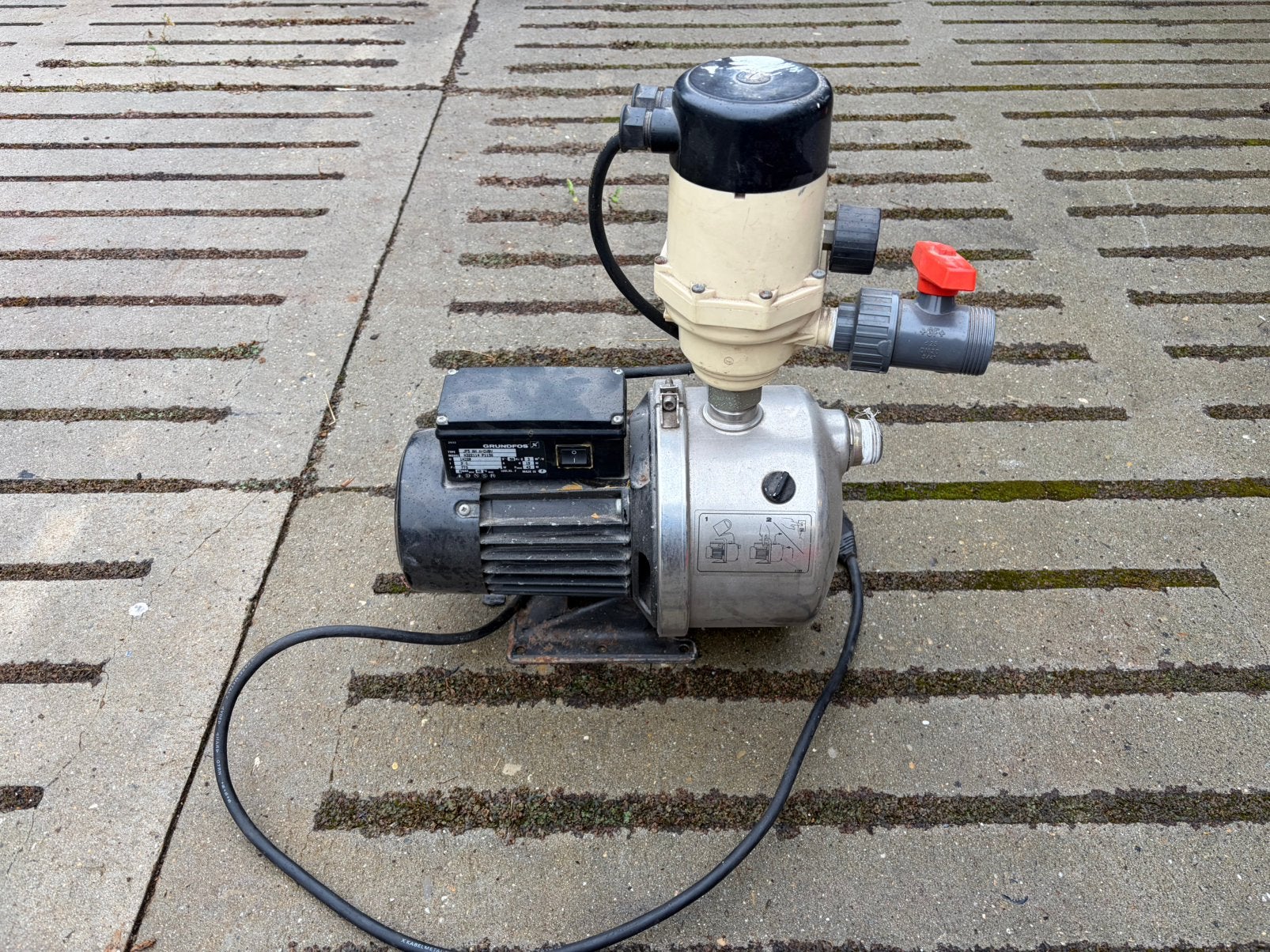Grundfos regenwaterpomp met pressostaat, Tuin en Terras, Waterpompen, Ophalen, Zo goed als nieuw