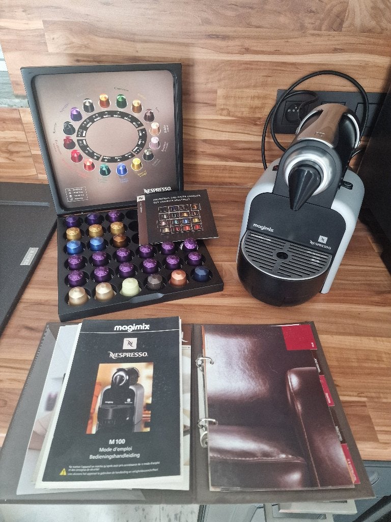 Nespresso Magimix M100 + boîtier capsules + capsules, Electroménager, Enlèvement ou Envoi, Utilisé, Dosettes et capsules de café
