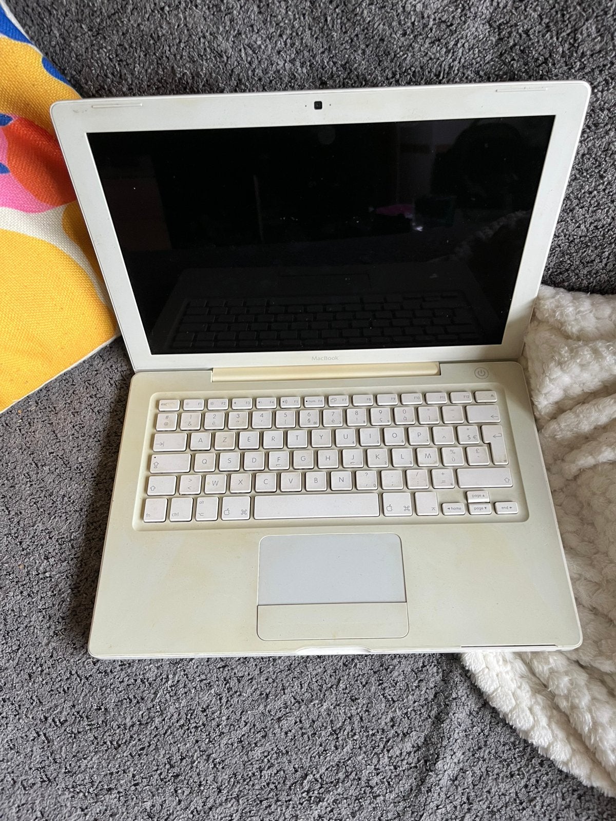 MacBook Apple blanc 13” vintage – sans chargeur, non testé, 13 pouces, Utilisé, Azerty, Enlèvement