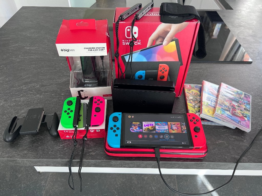 Nintendo Switch OLED + Jeux et accessoires, Switch OLED, Comme neuf, Avec 3 manettes ou plus, Enlèvement