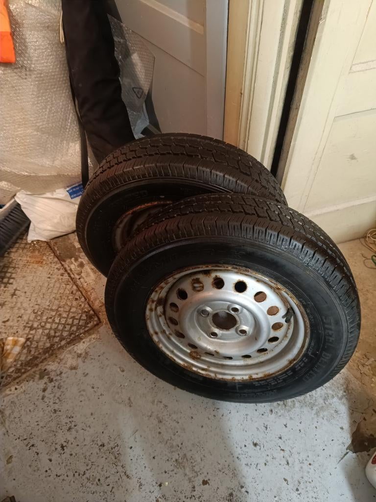 Jante avec pneus maximiler-x neufs 155r13c pour remorque, Autos : Divers, Enlèvement