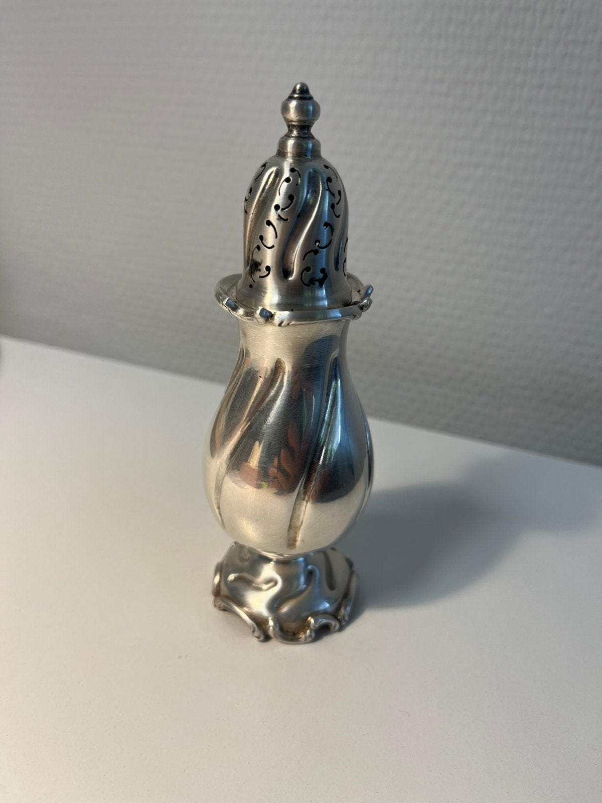 Saupoudreuse sel poivre en.metal argenté H 13 cm, Antiquités & Art, Antiquités | Argent & Or, Enlèvement ou Envoi, Argent
