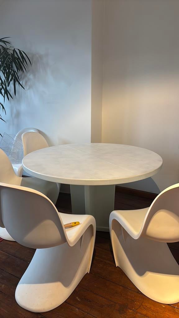 White wooden kitchen table with 6 chairs ! Can also open!, Maison & Meubles, Tables | Tables à manger, Cinq personnes ou plus