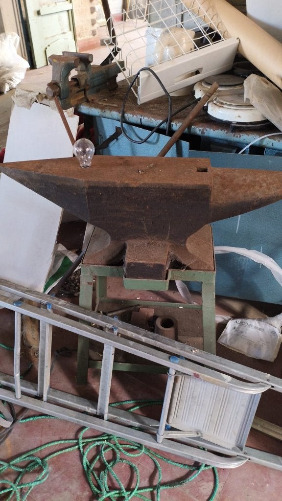 Groot zwaar smidsaambeeld met metalen onderstel, Ophalen, Gebruikt, IJzer