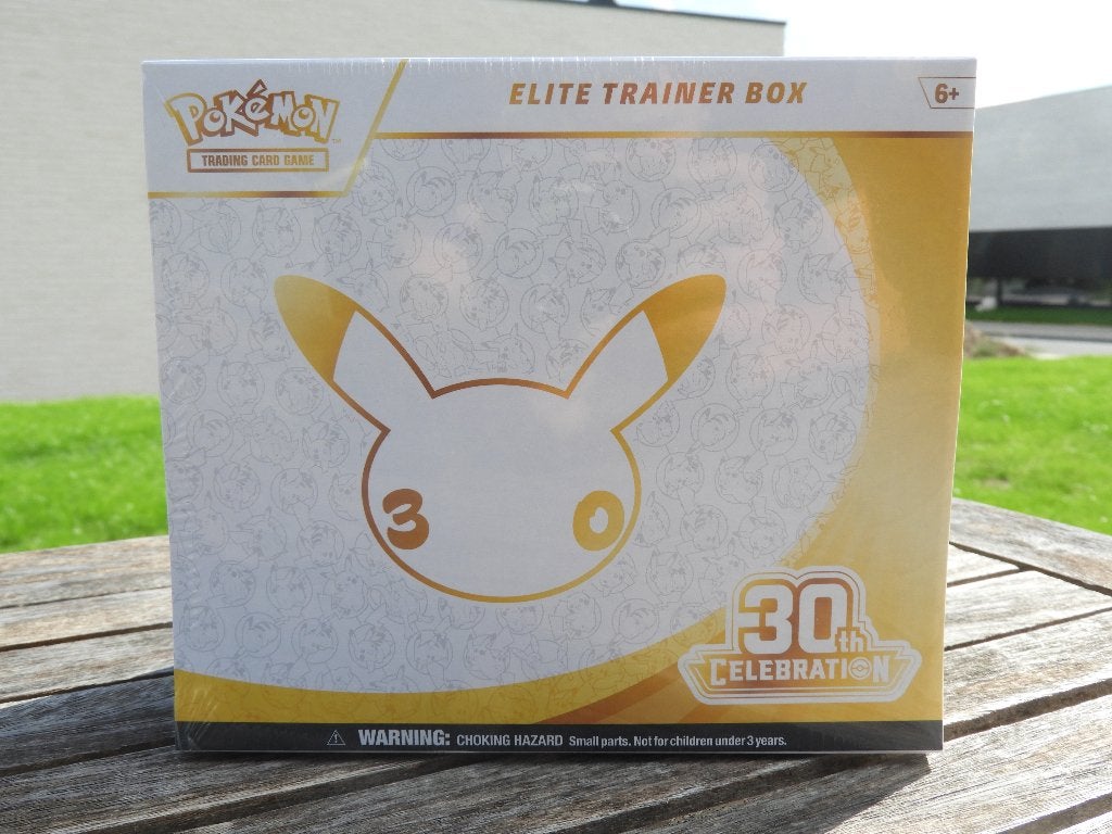 30th Celebration Elite Trainer box (Sealed etb), Hobby en Vrije tijd, Ophalen of Verzenden, Nieuw, Boosterbox, Foil