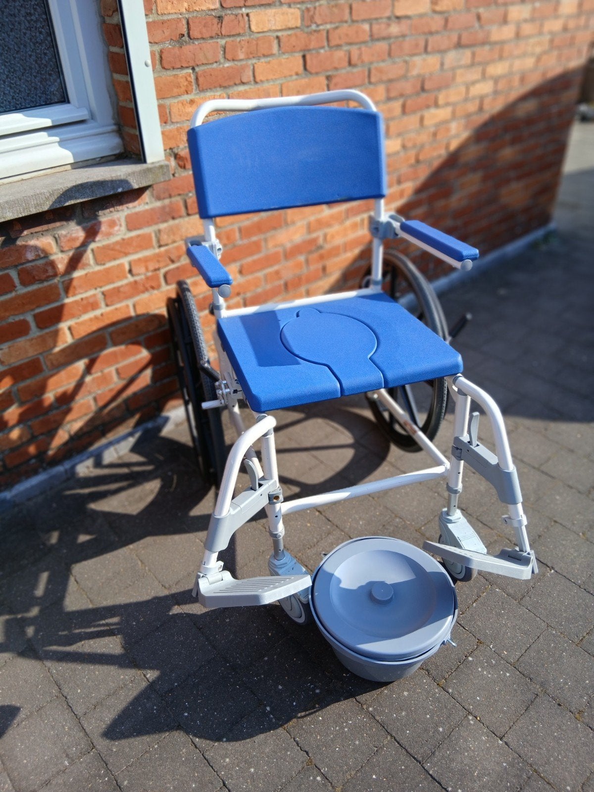 Douche et toilettes. Fauteuil roulant à grandes roues., Divers, Enlèvement