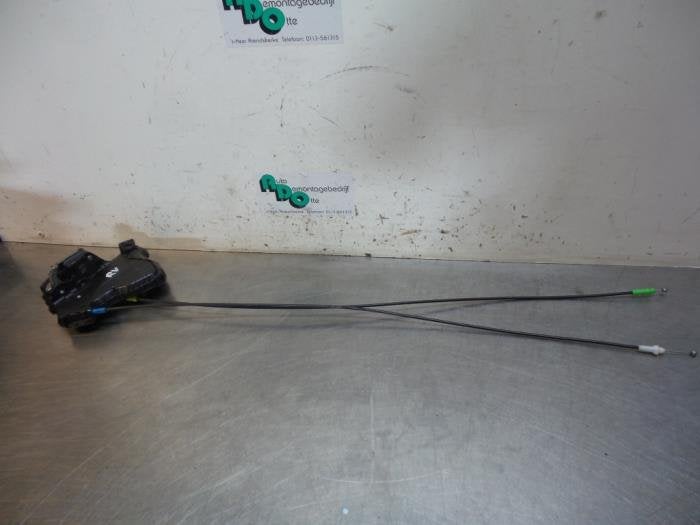 Serrure portière mécanique 2portes droite d'un Toyota Auri, -, Toyota, Utilisé, -