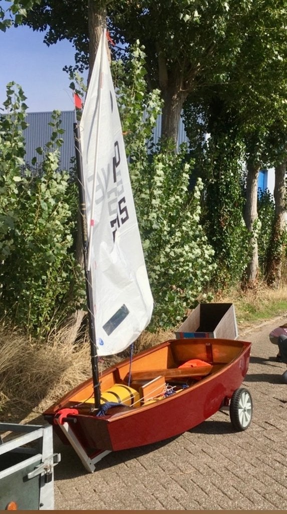 Optimist zeilbootje met nieuwe trailer, Optimist, Ophalen, Roer