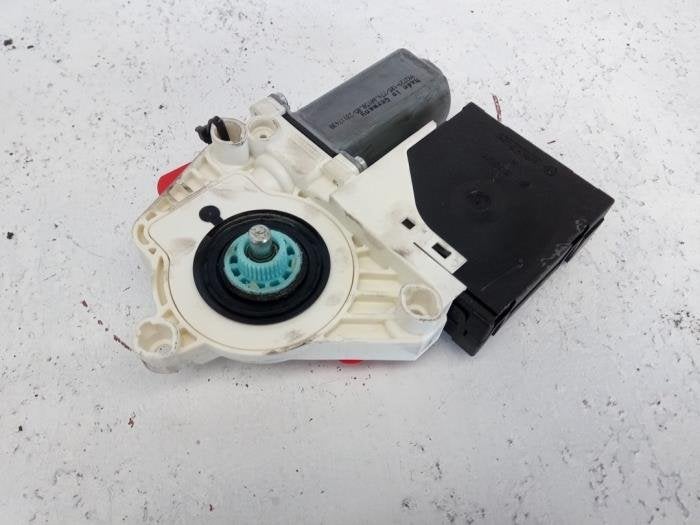 Moteur de vitre portière d'un Volkswagen Passat, -, Volkswagen, -, 3 mois de garantie