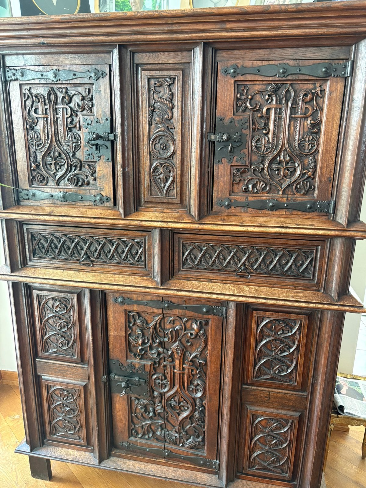 Cabinet néo-gothique belge, Enlèvement