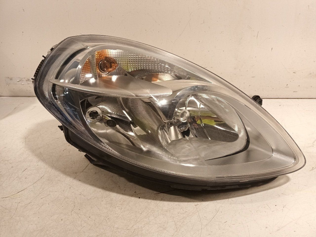 Koplamp rechts Lancia Ypsilon, Onderdelen@venauto.nl, Van der Ven Autorecycling B.V., Ettenseweg 76, 4706 PB Roosendaal, The Netherlands