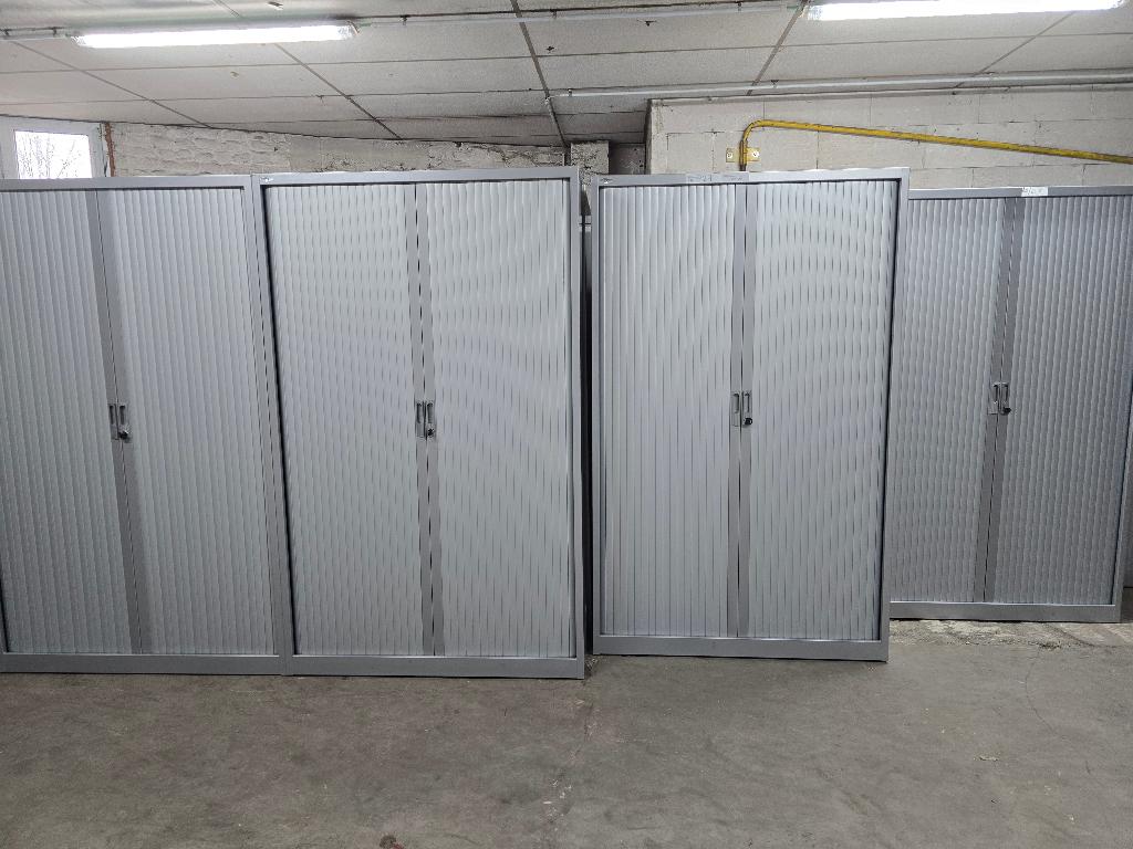 Liquidatie Metalen kast met schuifdeur.