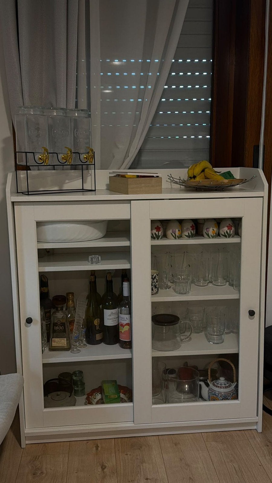 Canapèe-table-2 chaises-stand TV-2 vitrines, Ophalen