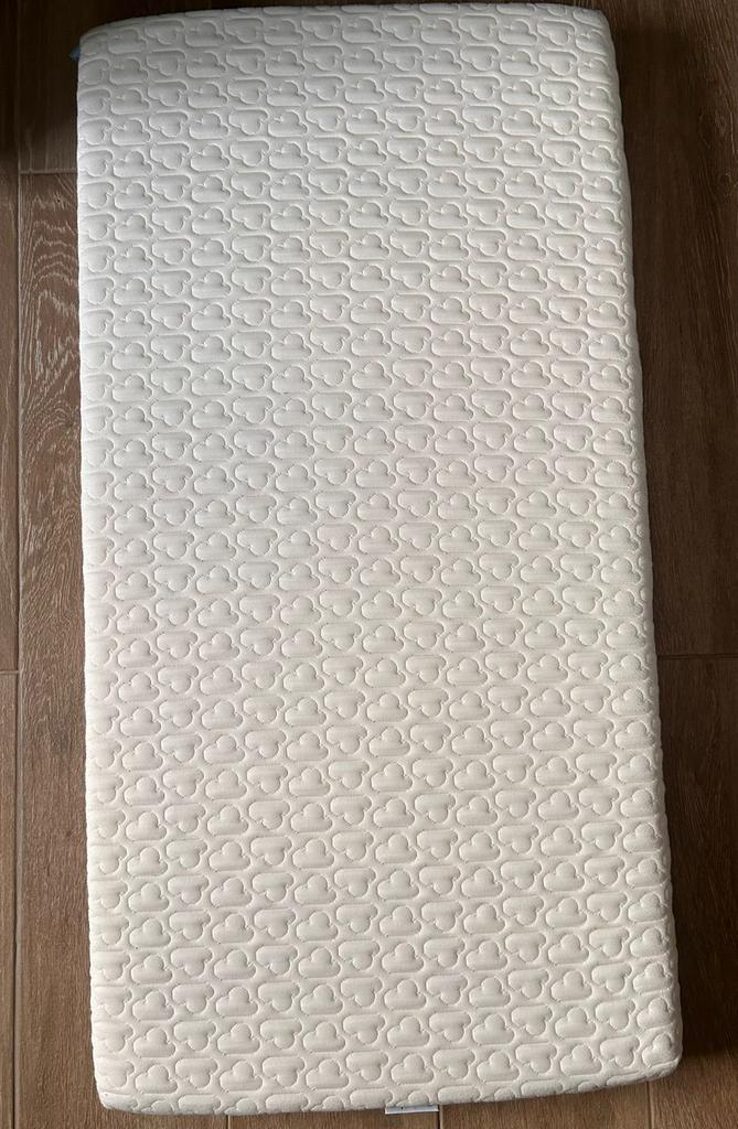 Aerosleep matras + beschermer, Kinderen en Baby's, Kinderkamer | Beddengoed, Ophalen, Zo goed als nieuw
