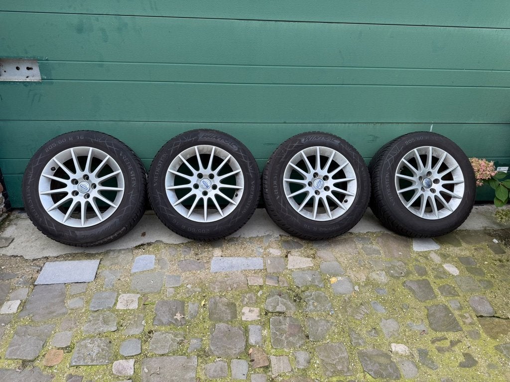 pneus d'hiver 15 pouces avec jantes Volvo 205/60R15, 15 pouces, Pneus et Jantes, Pneus hiver, Véhicule de tourisme