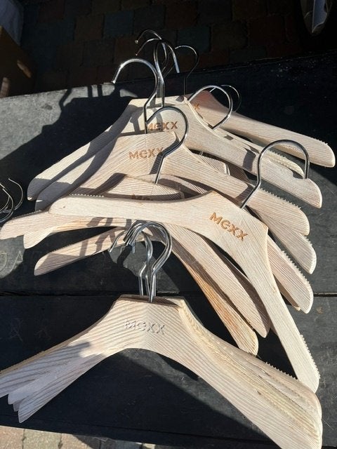 99 houten kapstokken MEXX, Kleding | Dames, Kledinghangers, Ophalen, Zo goed als nieuw, Hout, Volwassenen