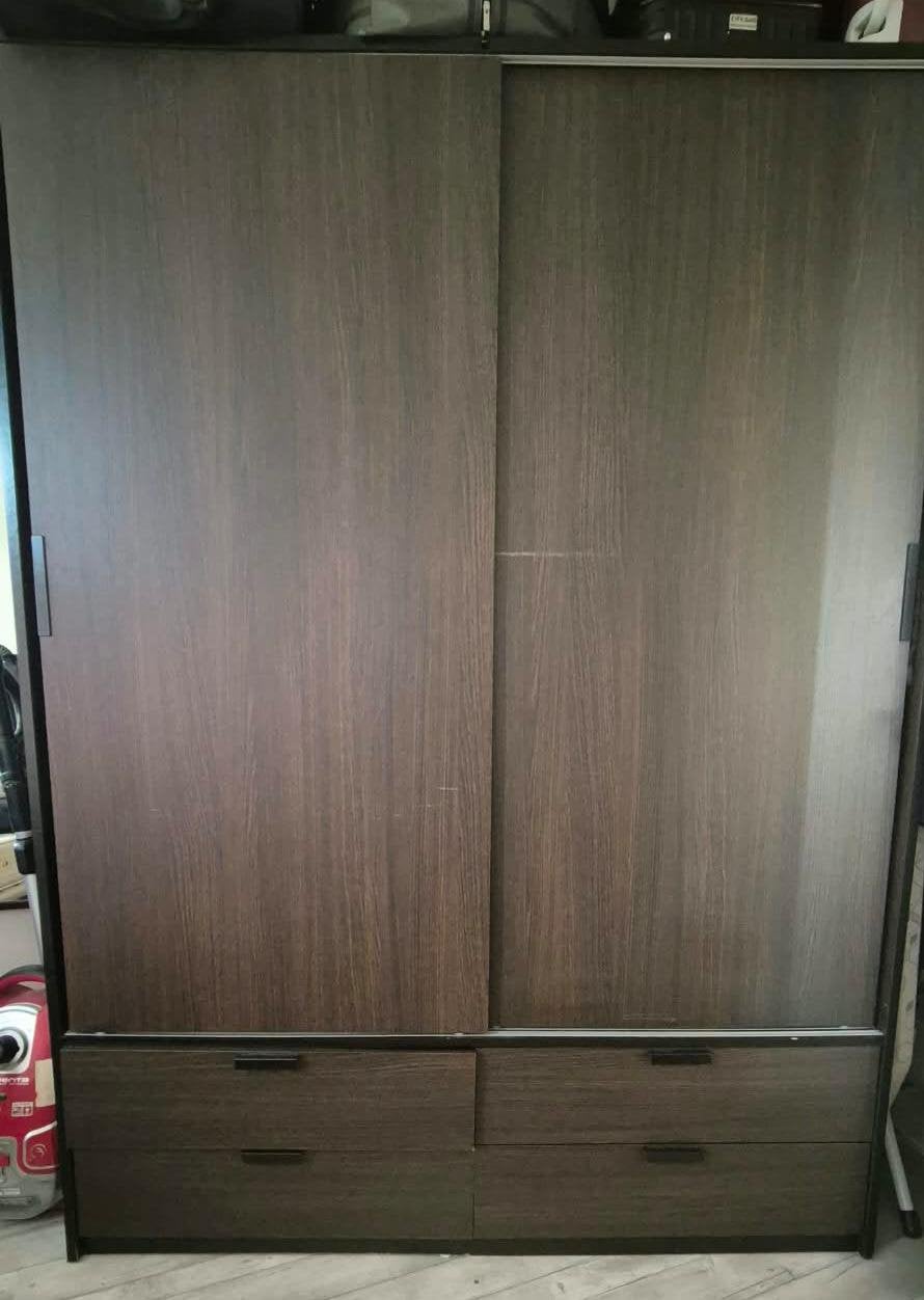 Armoire brune, Enlèvement, Utilisé