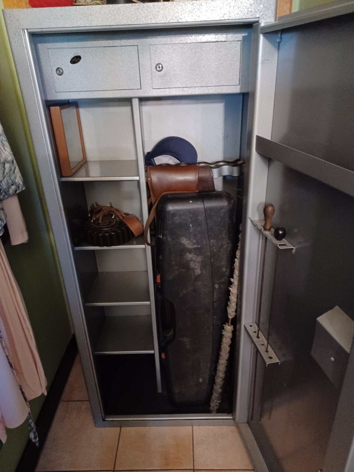 wapenkast, Ophalen